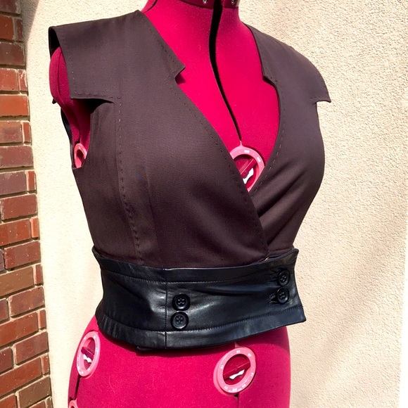 A designer piece. Sleeveless transformer dress. - Picture 9 of 13